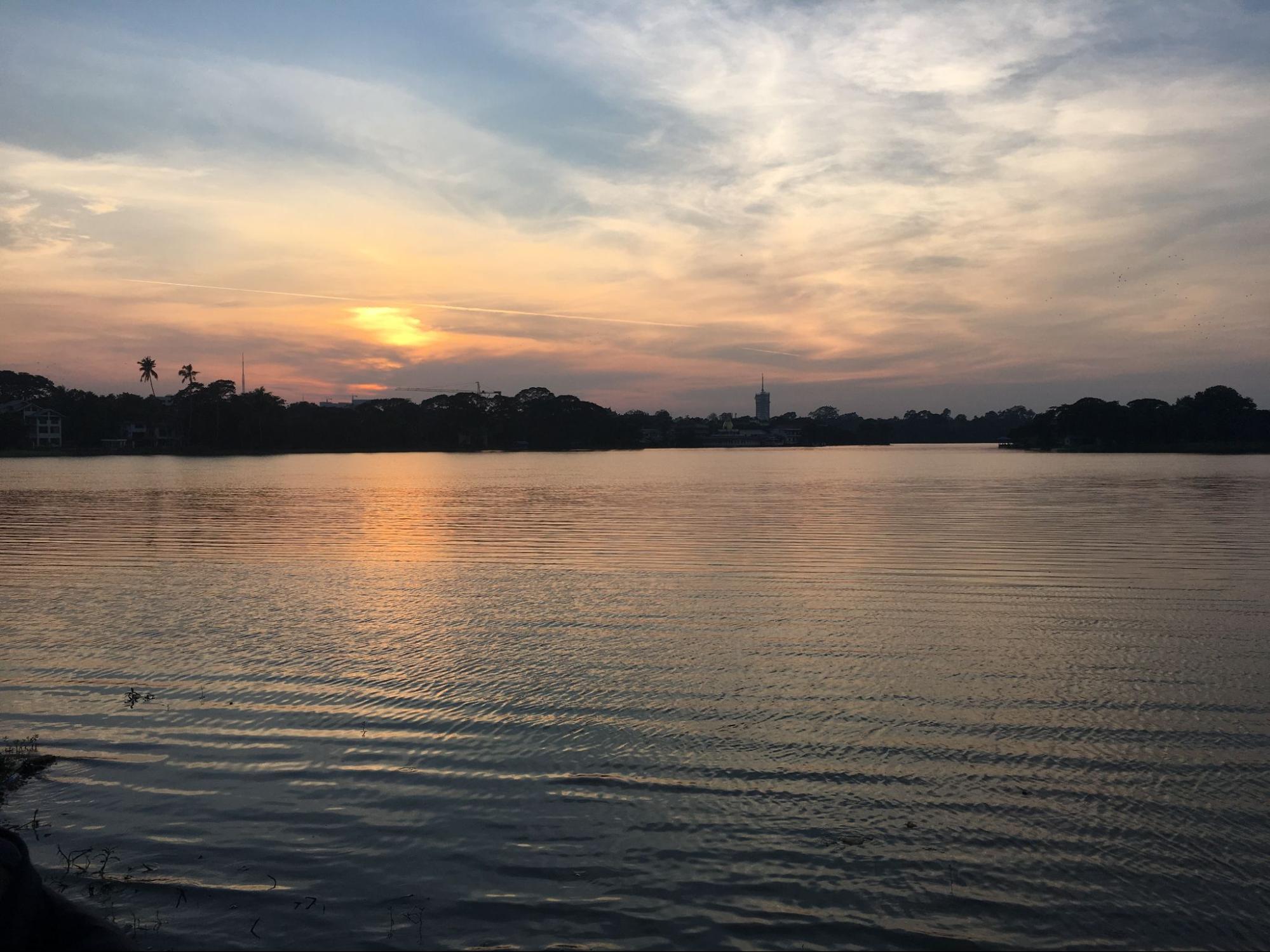 ヤンゴン市内で最も大きな湖であるインヤー湖の夕日