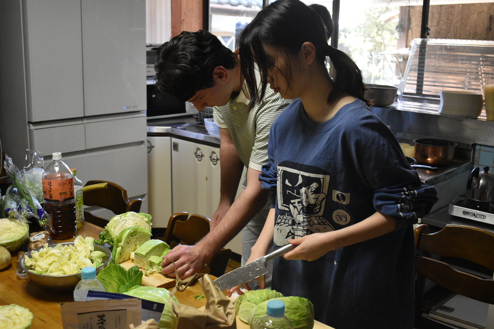 岐阜県のご当地グルメ「けいちゃん」を作るメンバーたち